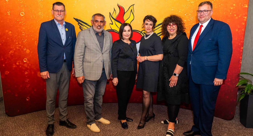 Roma Spirit2026_na fotografii zľava: • Attila Lovász, riaditeľ Sekcie národnostného vysielania, Slovenská televízia a rozhlas • Alexander Daško, splnomocnenec vlády SR pre rómske komunity •Ľubomíra Slušná Franz, zakladateľka Asociácie pre kultúru, vzdelávanie a komunikáciu (ACEC), autorka Roma Spirit • Magdaléna Rothová, riaditeľka Asociácie pre kultúru, vzdelávanie a komunikáciu (ACEC) • Monika Vontszemüová, laureátka Roma Spirit 2024, módna návrhárka a výtvarníčka • Róbert Dobrovodský, Verejný ochranca práv
