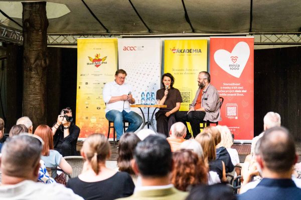 Letný špeciál Roma Spirit Akadémie: Diskusia, hudba a oslava 26 rokov ACEC